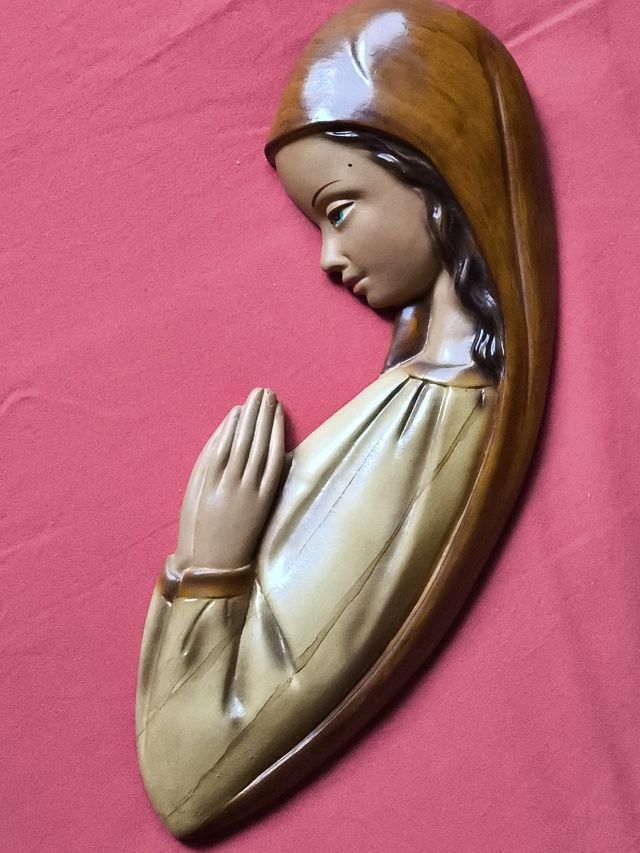 PRECIOSA VIRGEN REZANDO DECORACIÓN PARA COLGAR