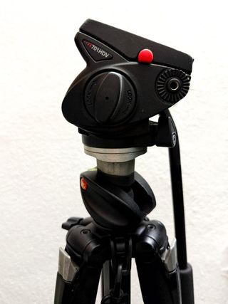 Tripode Manfrotto 055XPROB con cabezal 701HDV