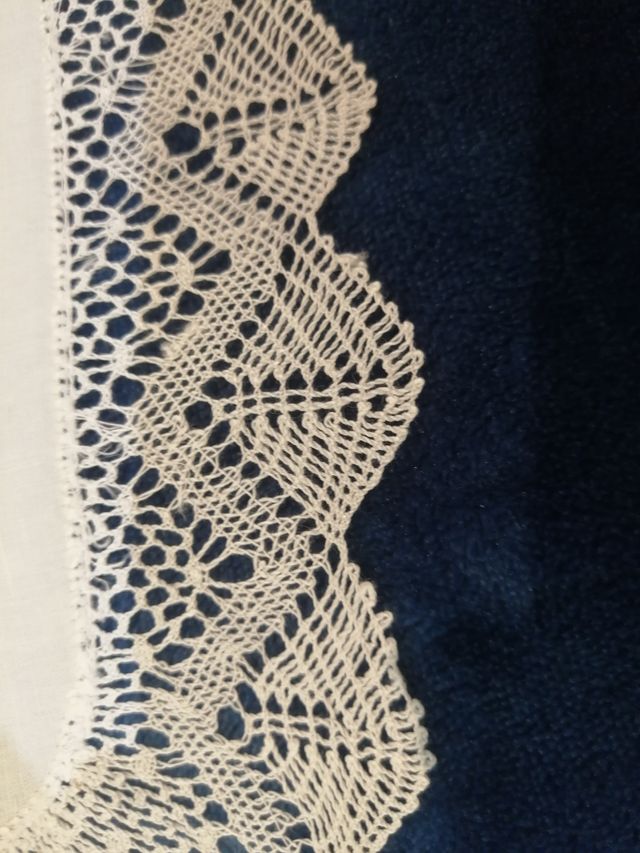 Mantel bordado a mano con puntilla de bolillos