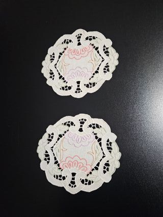 Centrini ritagliati e ricamati a mano.