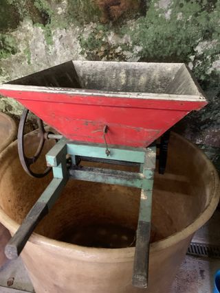 Prensa con motor para vino