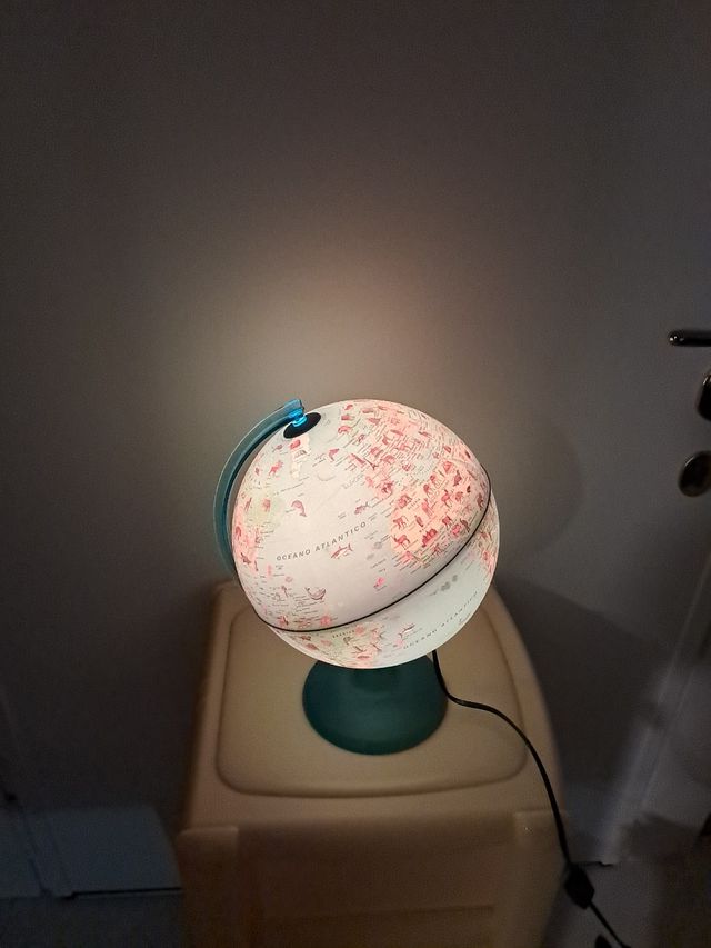 Mappamondo con luce