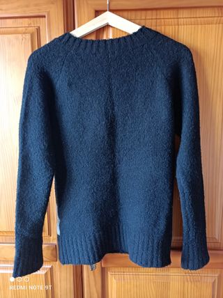 Jersey cuello pico gris, negro y blanco 