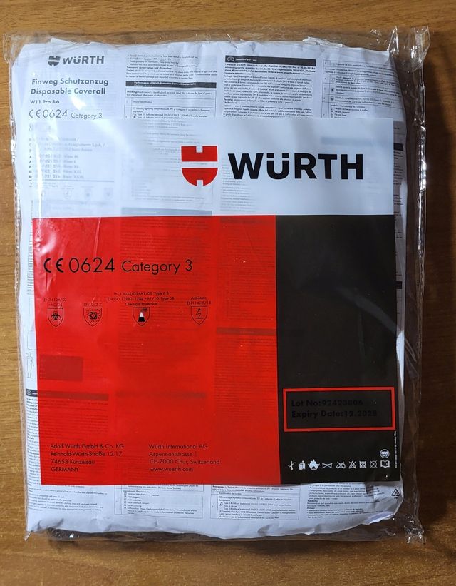 4 tute di protezione monouso