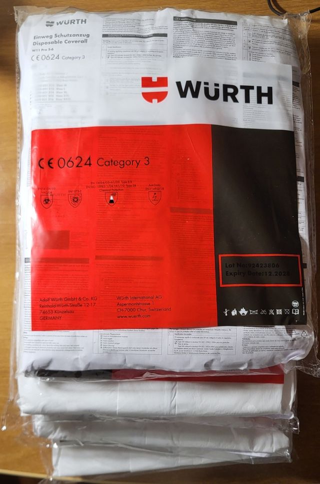 4 tute di protezione monouso