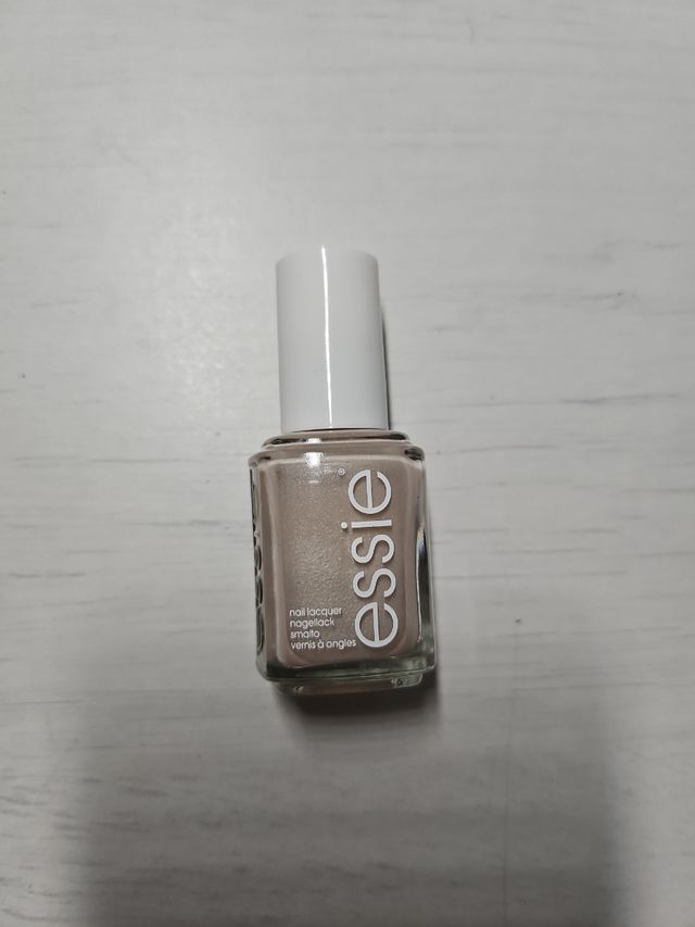 Smalto per unghie beige Essie