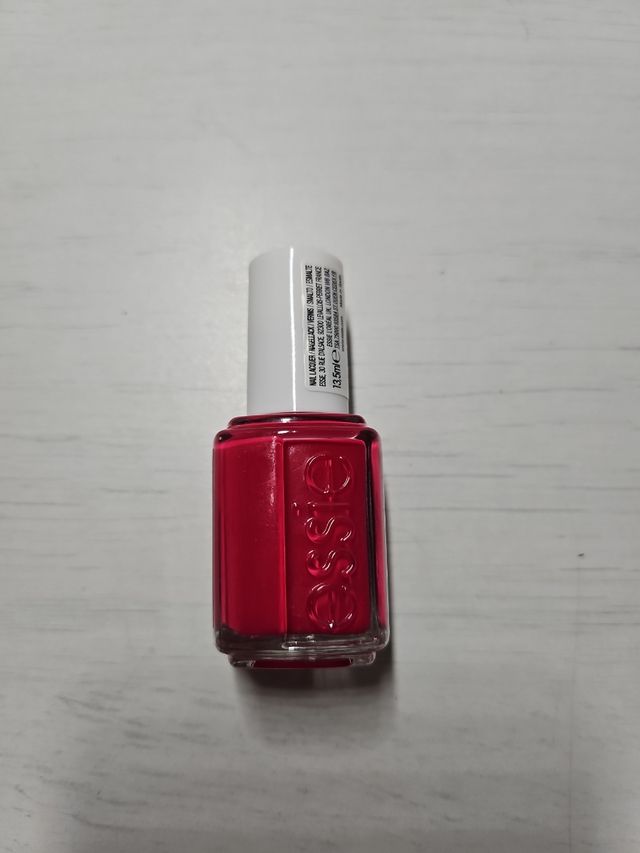 Smalto per unghie rosa Essie