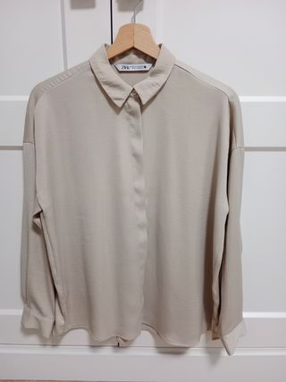 Camisa satinada XS de Zara