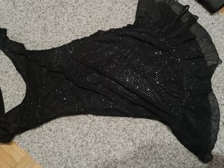 Vestido negro volantes elegante