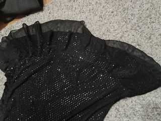 Vestido negro volantes elegante