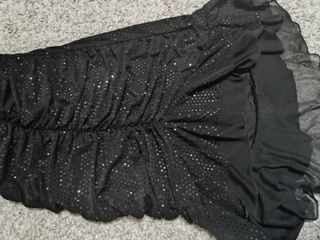 Vestido negro volantes elegante