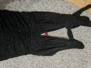 Vestido negro volantes elegante