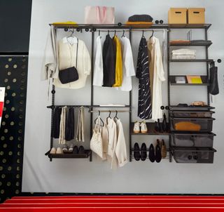 Armario perchas ropa metal gris camisas pantalón