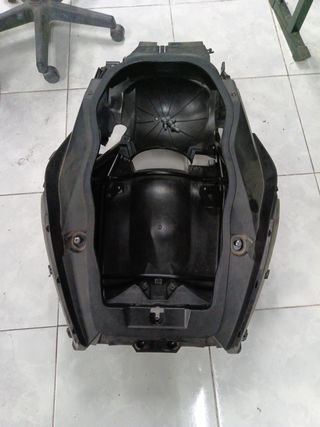 Cajón asiento subchasis basculante BMW c650gt 