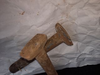 Tornillos vías de tren