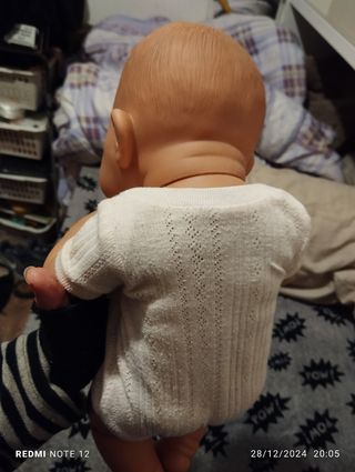 Muneca  pelona caracterizada como un beb