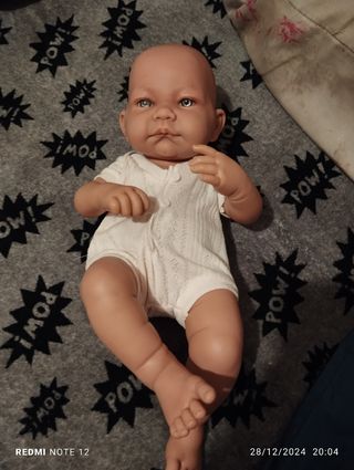 Muneca  pelona caracterizada como un beb