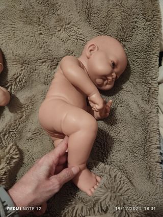 Muneca  pelona caracterizada como un beb