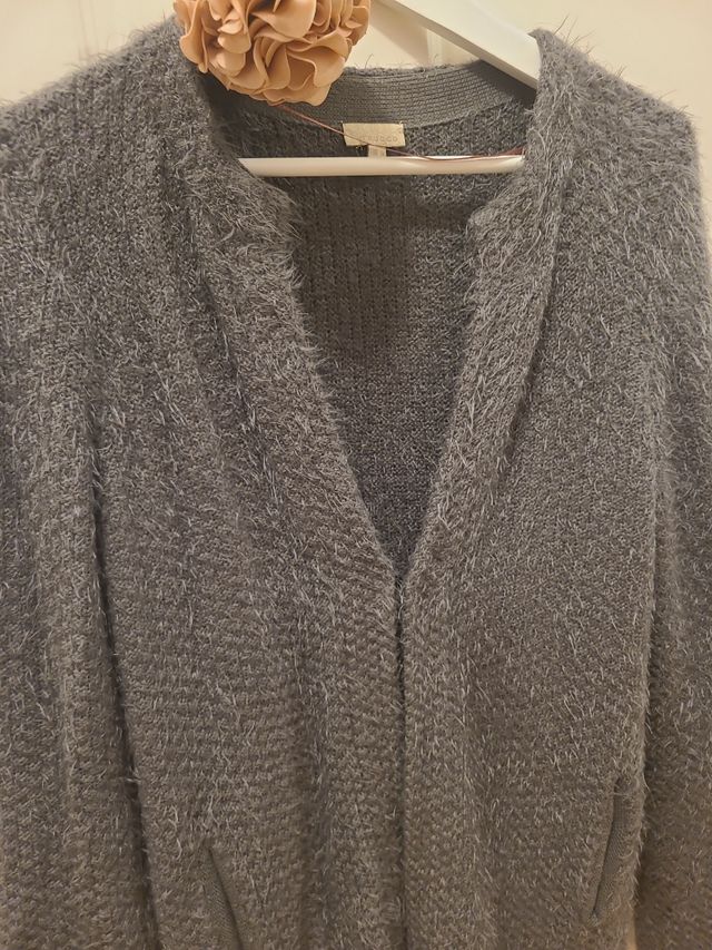 Chaqueta Punto gris con pelo.
