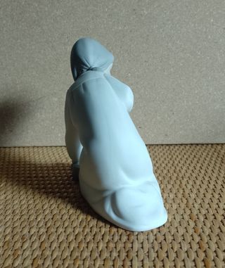 Lladró figura de niña con zapatos