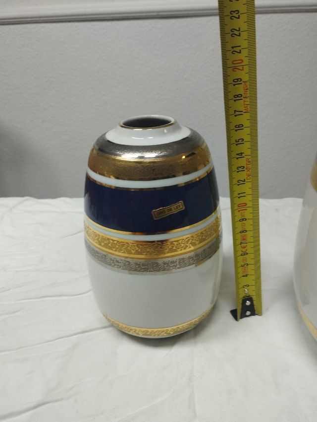 Jarrones decorativos con detalles de oro de ley