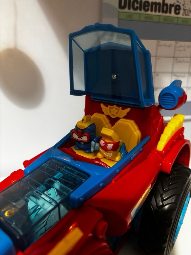 Camión y 10 superthings