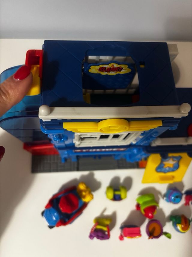 Estación policia Superthing y 10 superthing