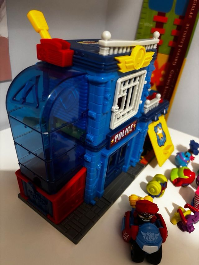 Estación policia Superthing y 10 superthing