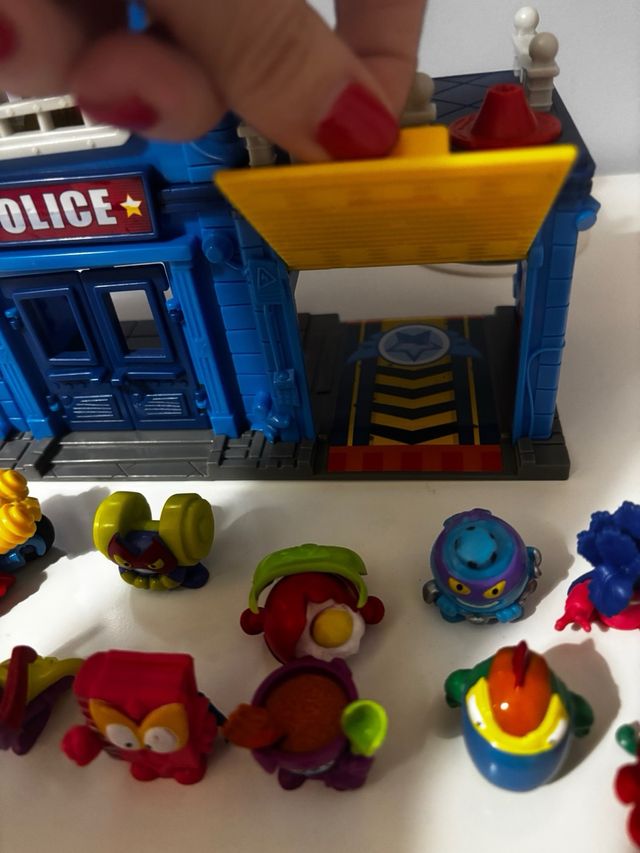 Estación policia Superthing y 10 superthing