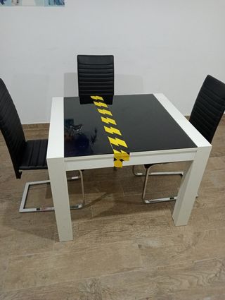 Mesa con 4 sillas 