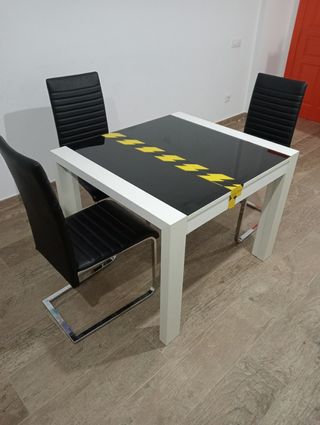 Mesa con 4 sillas 