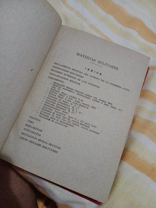 Libro militar antiguo