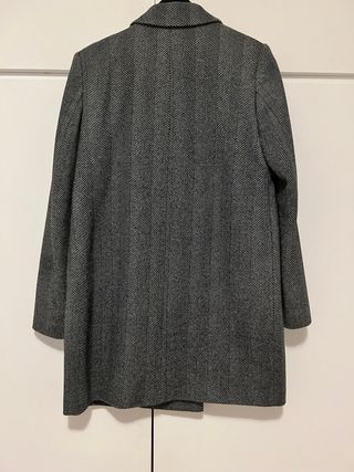 Abrigo negro y gris de zara.