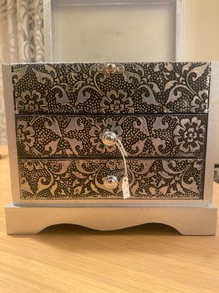 Caja o joyero de madera pintada