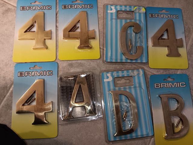 Números y letras laton