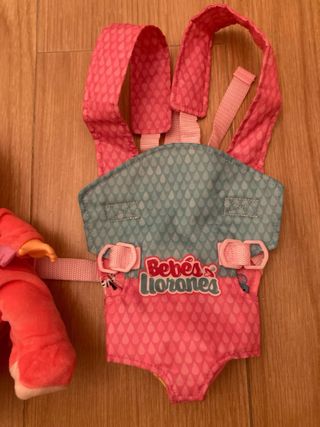 Bebe lloron con porta bebe