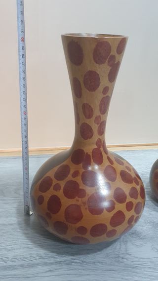 Jarrón y portavelas a juego.