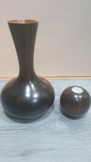 Jarrón y portavelas a juego.