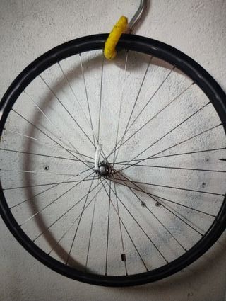 Rueda delantera bicicleta carretera