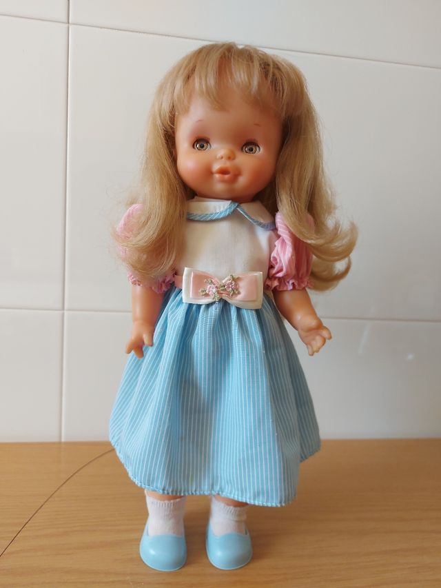 Muñeca Helen de Famosaa