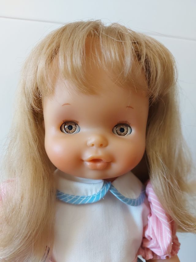 Muñeca Helen de Famosaa