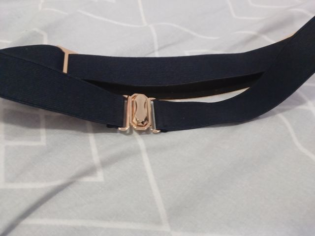 Cinturón goma con dorado