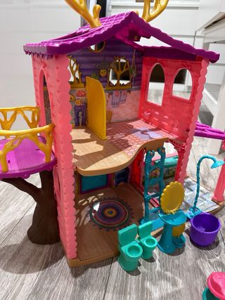 Casa echantimals y 7 muñecas.