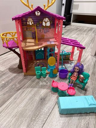 Casa echantimals y 7 muñecas.