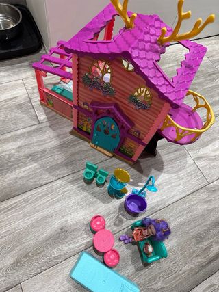 Casa echantimals y 7 muñecas.