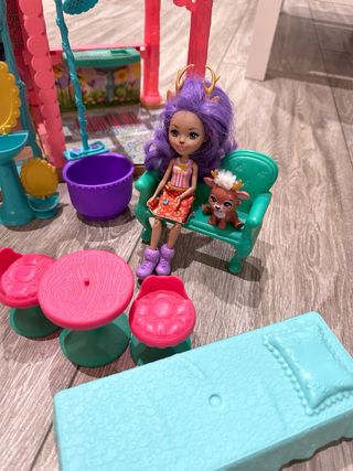 Casa echantimals y 7 muñecas.