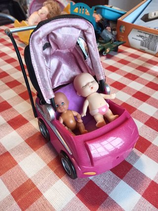 Cochecito y dos mini bebés