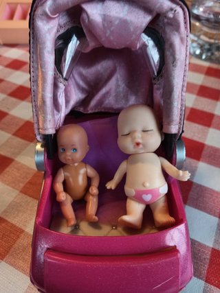 Cochecito y dos mini bebés