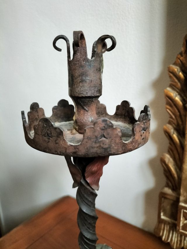 Antico candelabro in ferro battuto 
