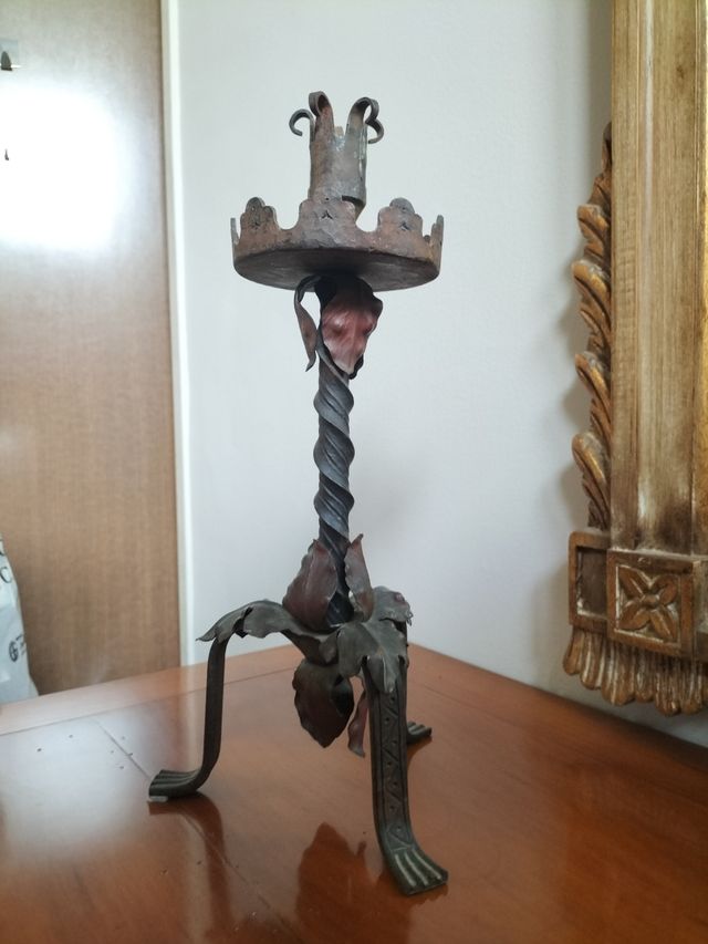Antico candelabro in ferro battuto 
